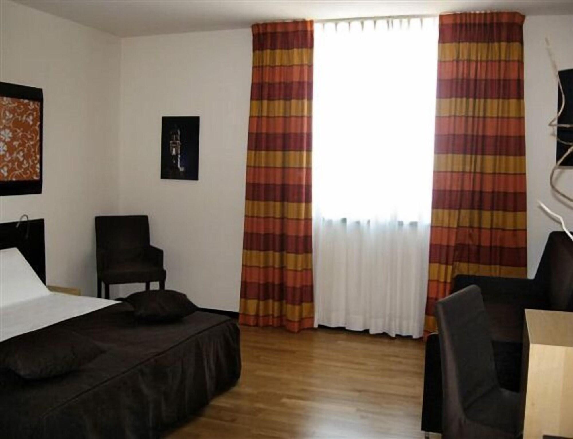 Sanlu Hotel Serrano Habitación foto